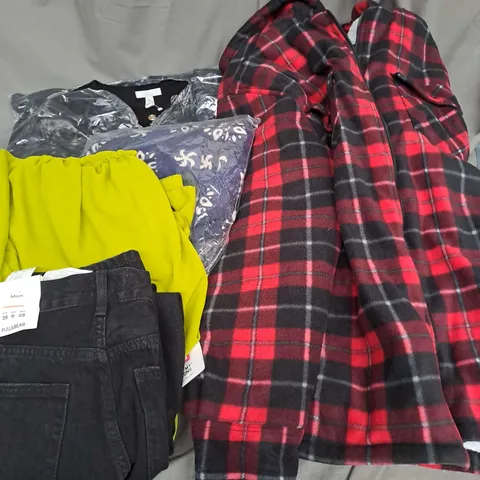 BOX OF APPROXIMATELY 25 ASSORTED CLOTHING ITEMS TO INCLUDE - JACKET, DRESS, JEANS ETC