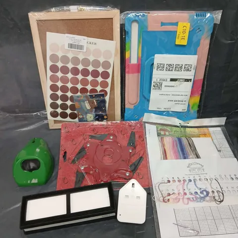 APPROXIMATELY 15 ASSORTED HOUSEHOLD PRODUCTS TO INCLUDE CORKBOARD, TABLET CASES, USB PLUG ETC 