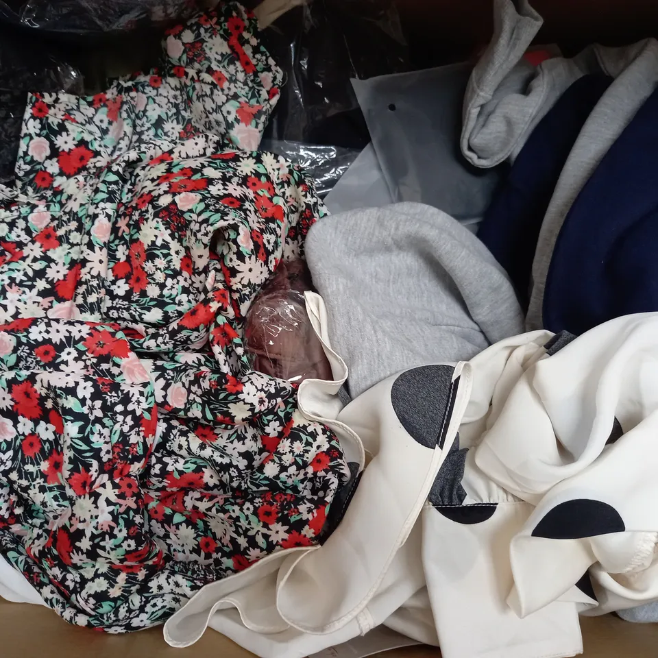 BOX OF APPROXIMATELY 15 ASSORTED CLOTHING AND FASHION ITEMS IN VARIOUS COLOURS, STYLES, AND SIZES - COLLECTION ONLY