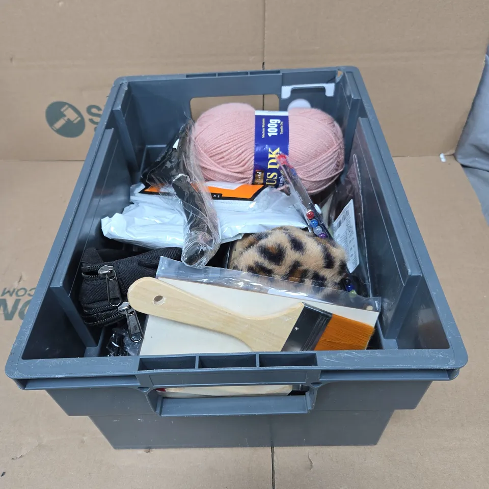 TOTE OF APPROXIMATELY 15 ASSORTED HOUSEHOLD ITEMS TO INCLUDE PAINT BRUSH, SPATULA, WOOL, GLITTER PENS ETC