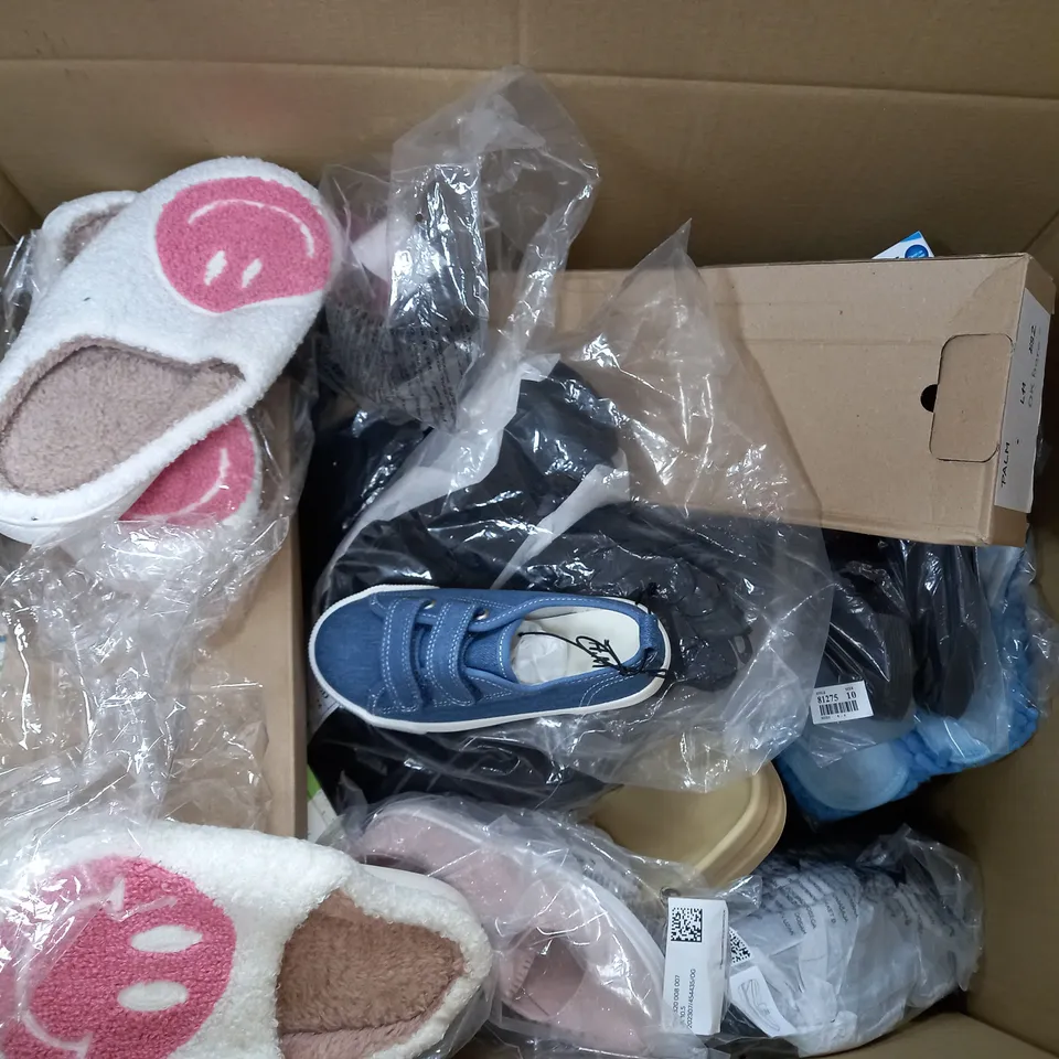 APPROXIMATELY 15 PAIRS OF ASSORTED UNBOXED SHOES TO INCLUDE - SLIPPERS - FOAM SANDALS - H&M KIDS SLIP ON ETC