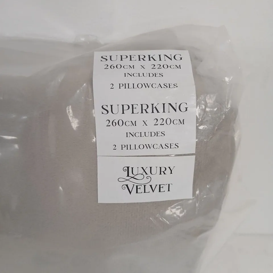 SUPERKING LUXURY VELVET DUVET SET – 260 X 220 CM (INCLUDES 2 PILLOWCASES)