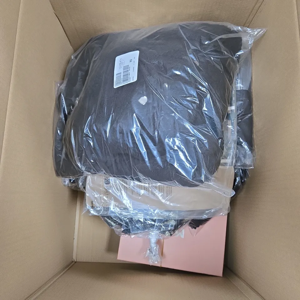 APPROXIMATELY 15 ASSORTED CLOTHING ITEMS IN VARIOUS STYLES, SIZES & COLOURS