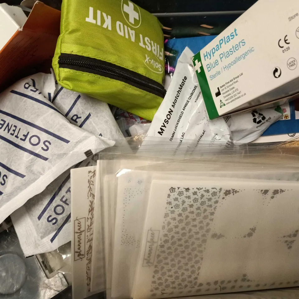 APPROXIMATELY 15 ASSORTED HOUSEHOLD ITEMS TO INCLUDE BLUE PLASTERS, HAND CASTING KIT, TOUGH TACK, ETC