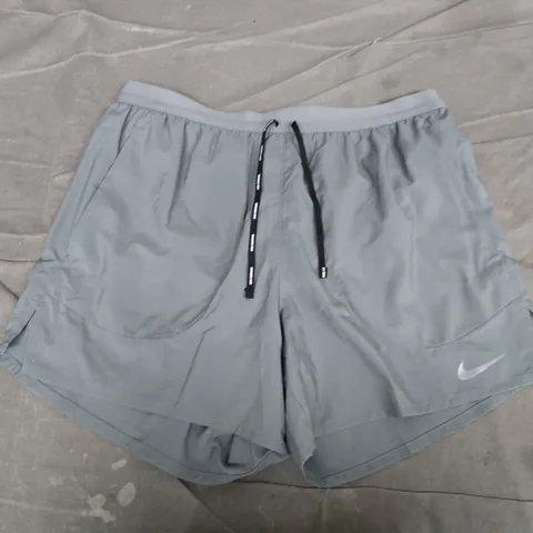 NIKE STANDARD FIT 5" LENGTH SHORTS IN GREY - LARGE