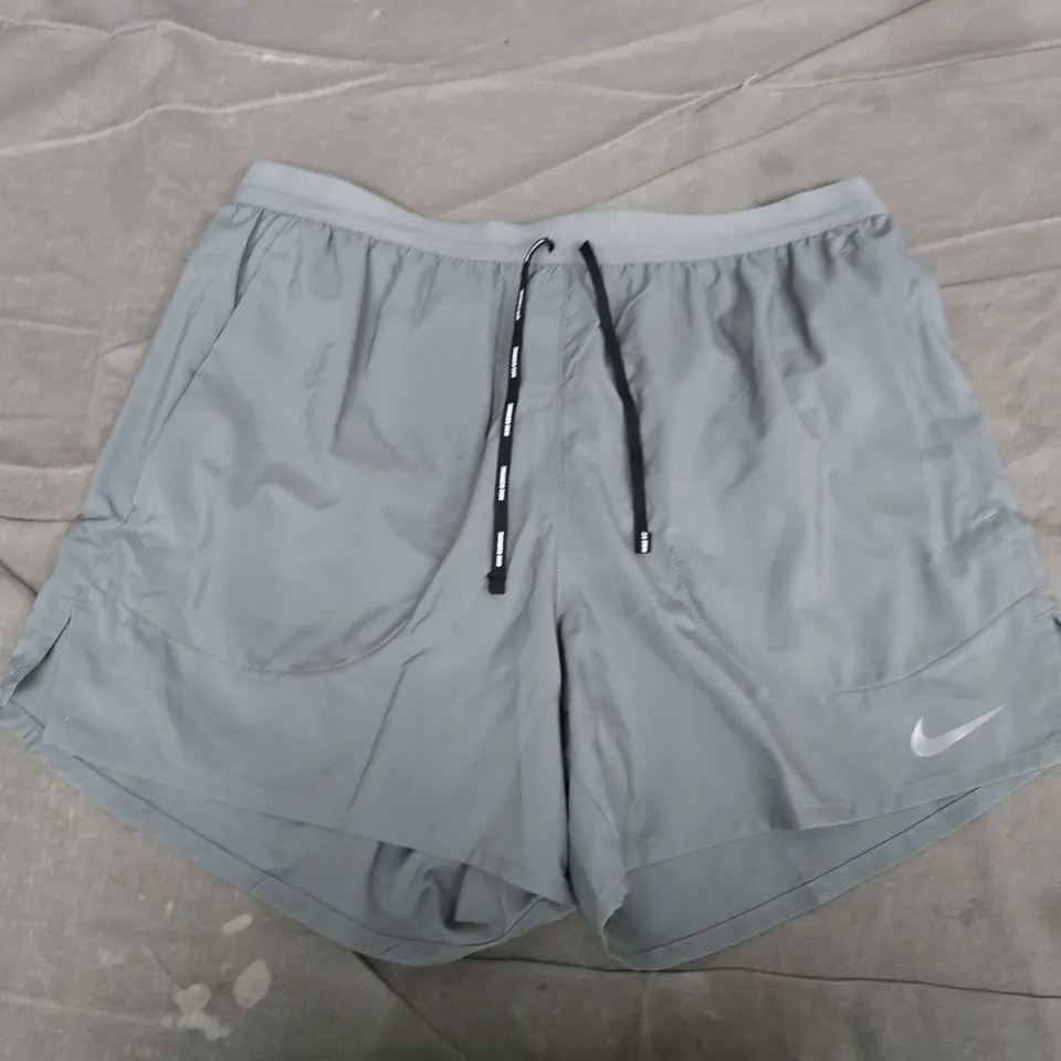 NIKE STANDARD FIT 5" LENGTH SHORTS IN GREY - LARGE