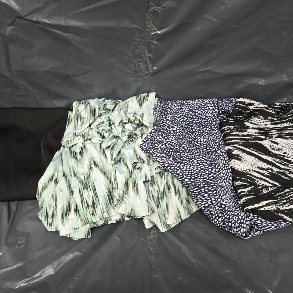 BOX OF APPROX 20 ASSORTED CLOTHING ITEMS IN VARIOUS COLOR, STYLE AND SIZES 