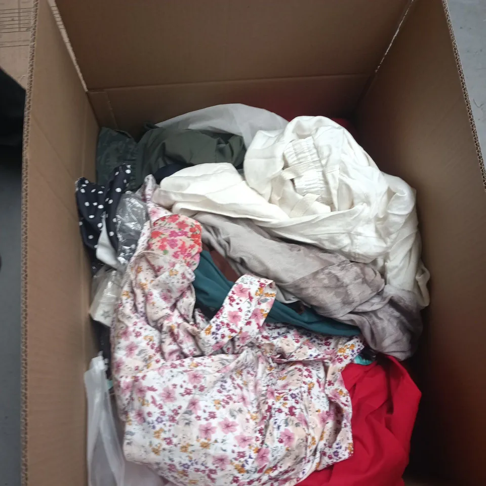 BOX OF APPROXIMATELY 20 ASSORTED CLOTHING TO INCLUDE: JABAL SPORTS T SHIRT 