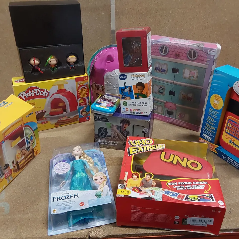 BOX OF APPROXIMATELY 10 BOXED TOYS TO INCLUDE: UNO EXTREME, FROZEN ELSA DOLL, PLAY DOH SET, PLAYMOBIL SET, DC ORNAMENTS ECT.