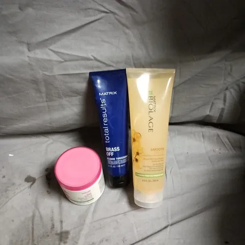 APPROXIMATELY 15 ASSORTED HAIR CARE PRODUCTS INCLUDING MATRIX SMOOTH PROOF AQUA GEL CONDITIONER AND BIOLAGE COLOUR LAST MASK