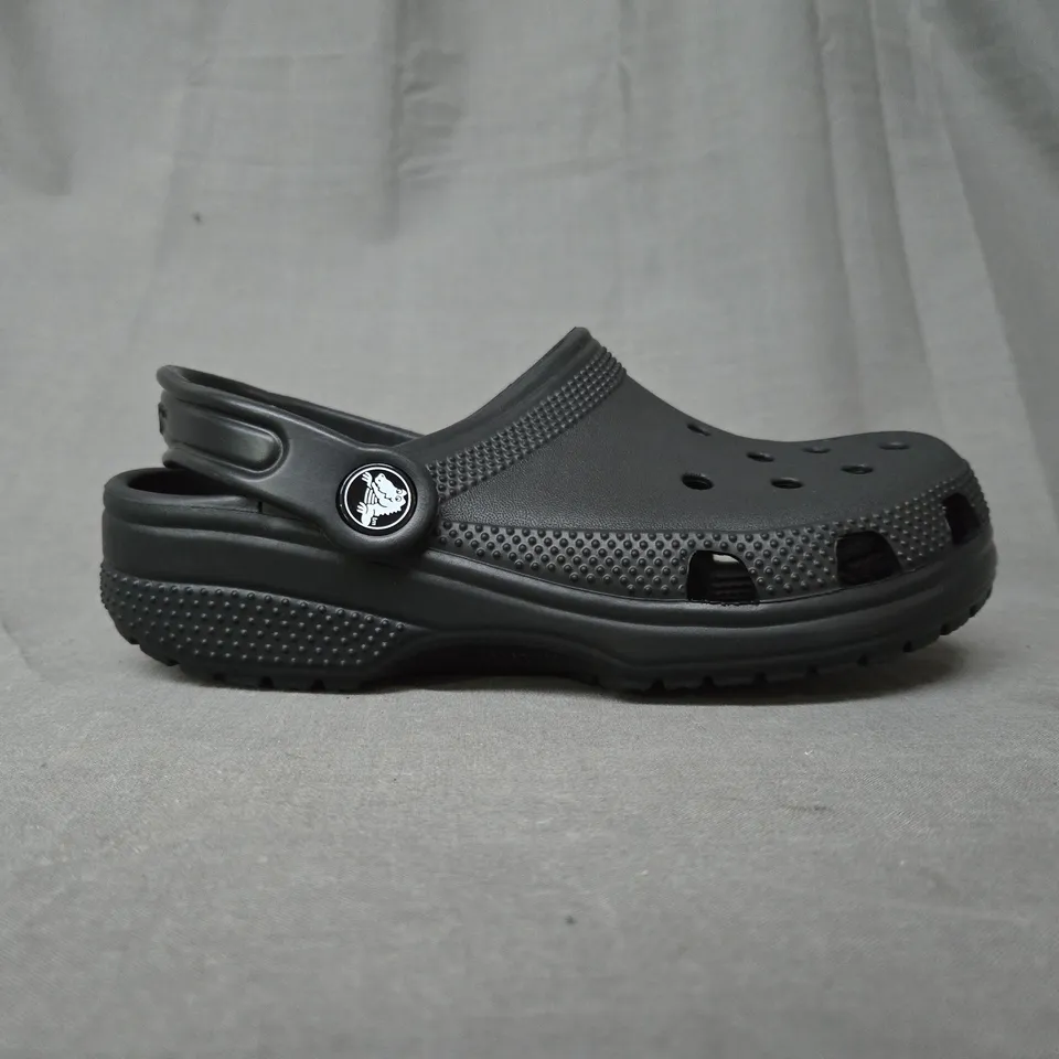 CROCS CLASSIC CLOG K IN BLACK - UK J2