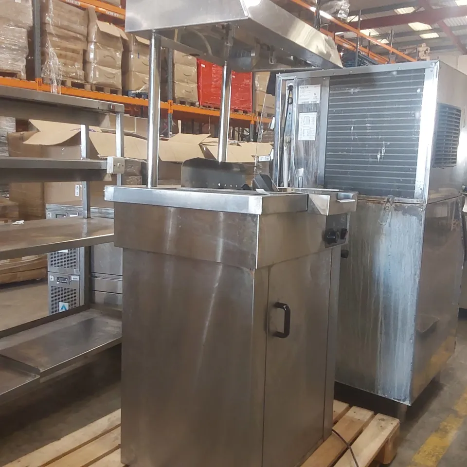 ACE CHIP SCUTTLE ON CABINET WITH HEATED GANTRY