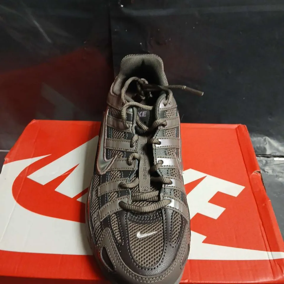 BOXED PAIR OF KIDS NIKE P-6000 TRAINERS - UK SIZE 5