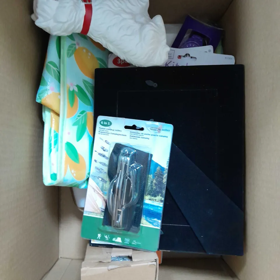 BOX OF APPROXIMATELY 10 ASSORTED ITEMS TO INCLUDE 3PC KITCHEN SET, 6 IN 1 UTENSIL SET, PIGGY BANK ETC