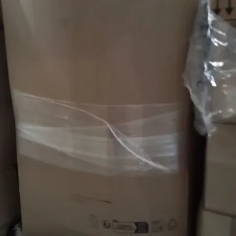 PALLET CONTAINING A LARGE QUANTITY OF PILLOWS