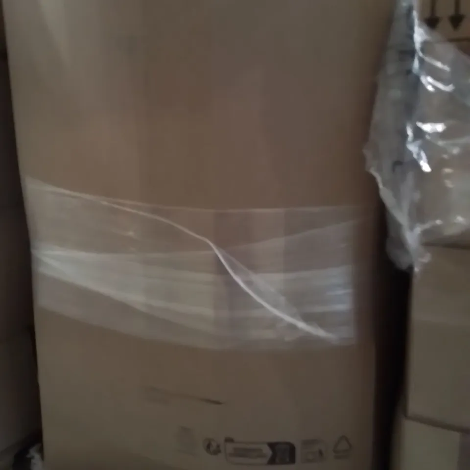 PALLET CONTAINING A LARGE QUANTITY OF PILLOWS