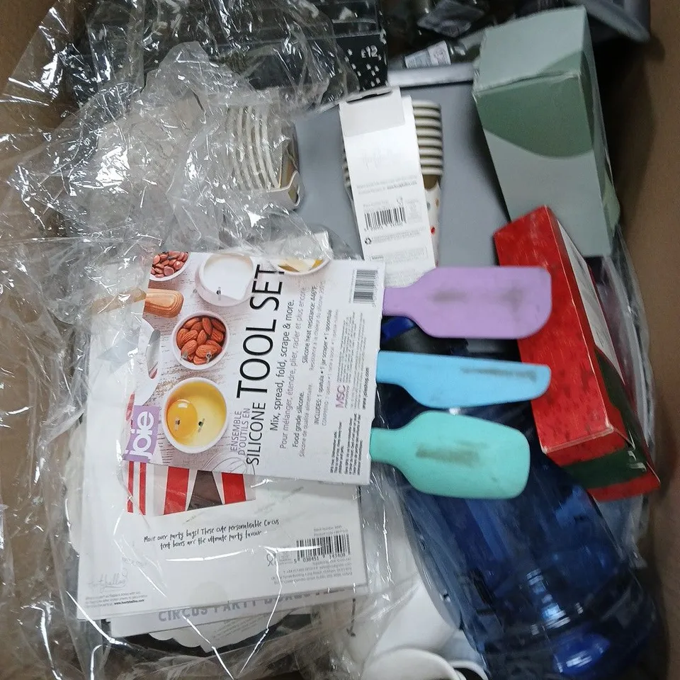 BOX OF APPROX 12 ASSORTED ITEMS TO INCLUDE - BABY DOLL CRADLE - ECOWIX CANDLE - STITCH WATER BOTTLE - ETC