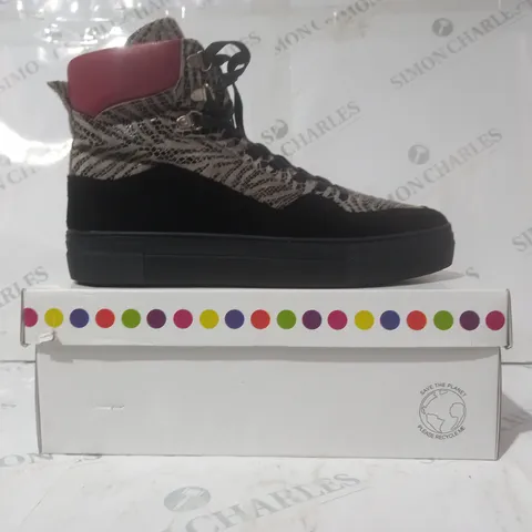 BOXED PAIR OF ADESSO HI-TOP SHOES IN TAN/BLACK/RED SIZE 7