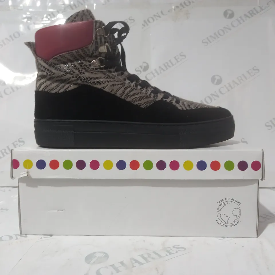 BOXED PAIR OF ADESSO HI-TOP SHOES IN TAN/BLACK/RED SIZE 7