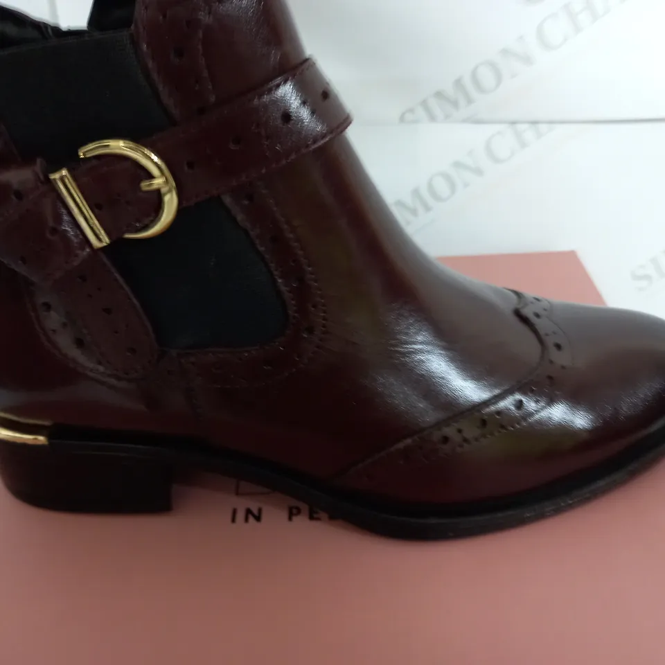 MODA PELLE MIKARA BOOTS IN BURGUNDY SIZE 6 