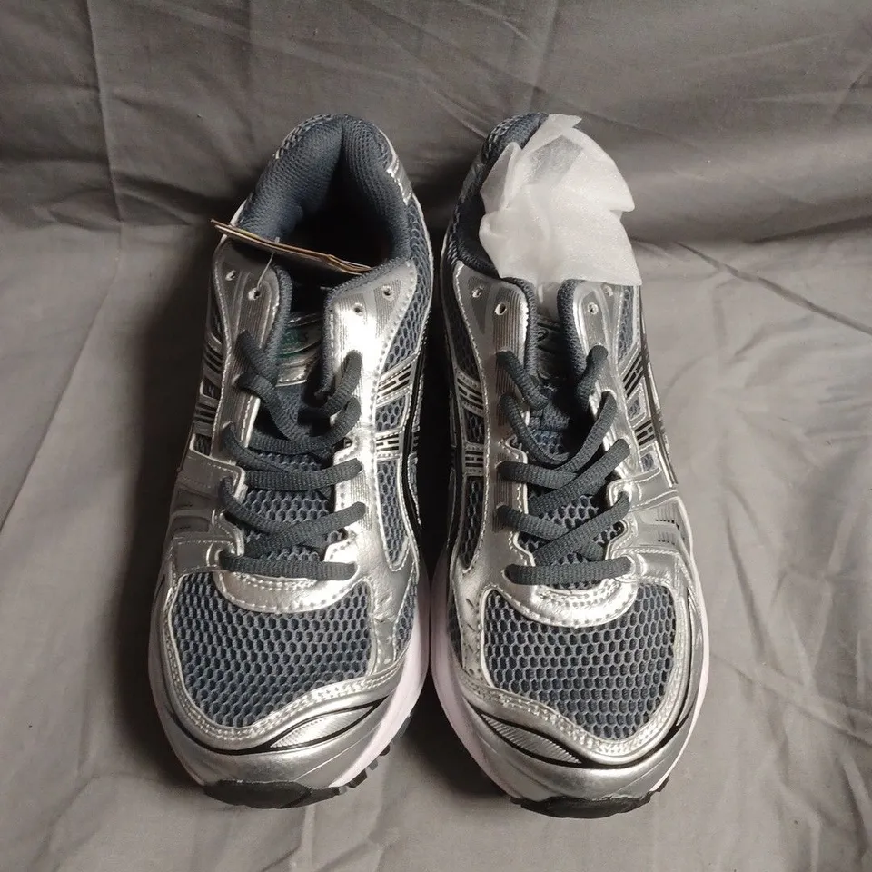 UNBOXED PAIR OF ASICS GEL-HAYANO TRAINERS - UK SIZE 9.5