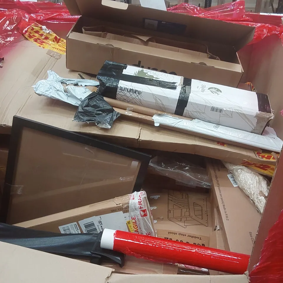 PALLET CONTAINING A LARGE QUANTITY OF ASSORTED ITEMS INCLUDING: ACOUSTIC SLAT PANELS, PET GATE, LED CEILING LAMP, WINDOW SCREENS ECT