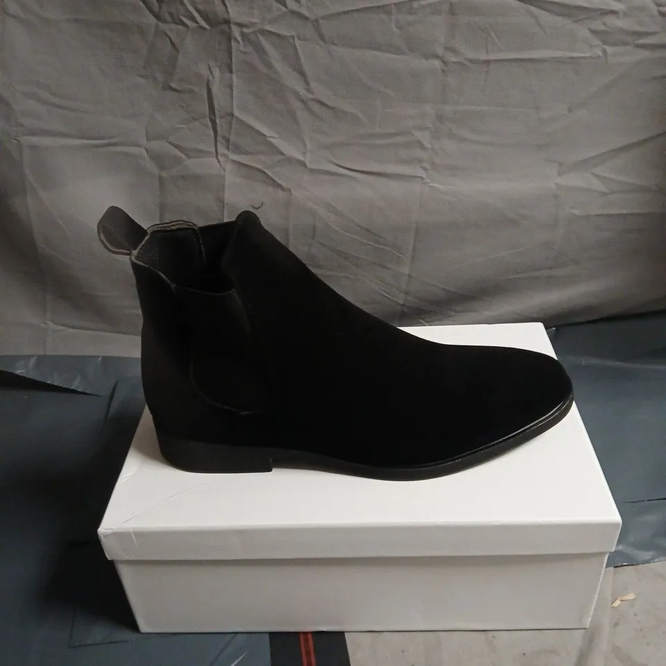 HAMPTONS CONZURI BLACK SUEDE CHELSEA ANKLE BOOT (WOMEN'S) SIZE 9