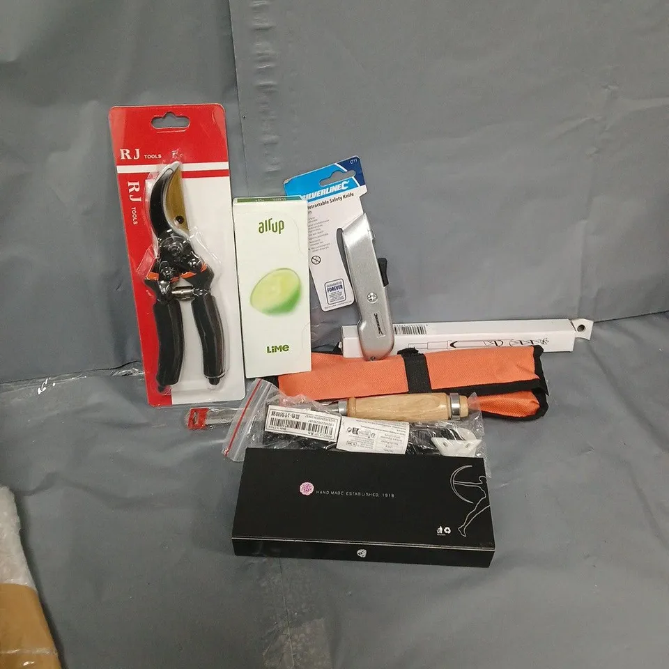 APPROXIMATELY 10 ASSORTED HOUSEHOLD ITEMS TO INCLUDE SAFETY KNIFE, CUTTERS, CHISEL, ETC - COLLECTION ONLY