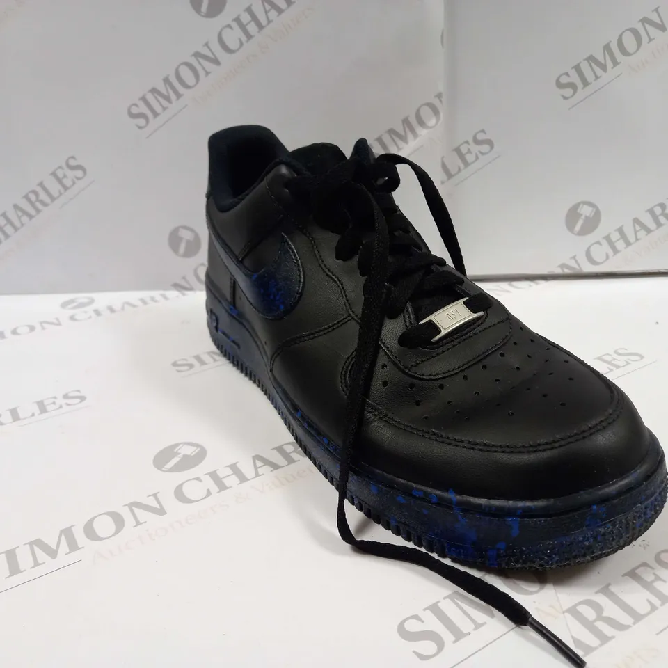 PAIR OF NIKE 315115-038 AIR FORCE 1 TRAINERS UK SIZE 9.5