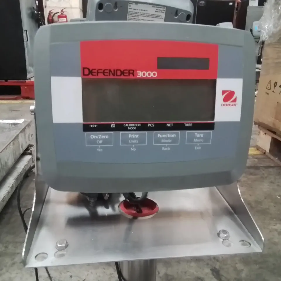 COMMERCIAL FLOOR SCALE WITH DEFENDER 3000 DISPLAY