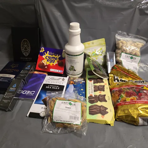 APPROXIMATELY 20 ASSORTED FOOD & DRINK ITEMS TO INCLUDE HARIBO GOLDENBEARS, LINDT SEA SALT CHOCOLATE, LIQUID CHLOROPHYLL FOOD SUPPLEMENT, ETC