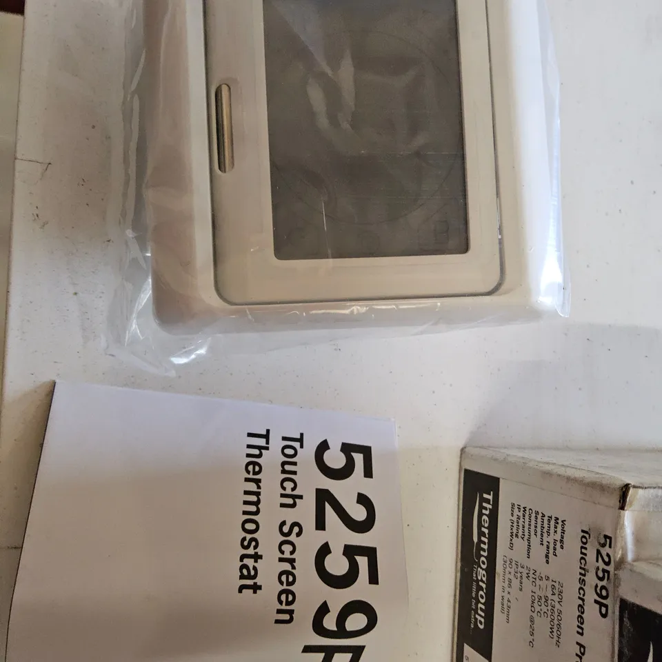 FIVE BOXED TOUCHSCREEN PROGRAMMABLE THERMOSTATS Model 5259P