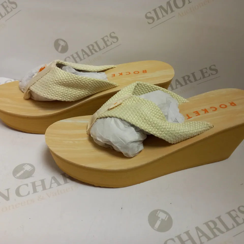 ROCKET DOG CREAM  SANDLES - SIZE 7