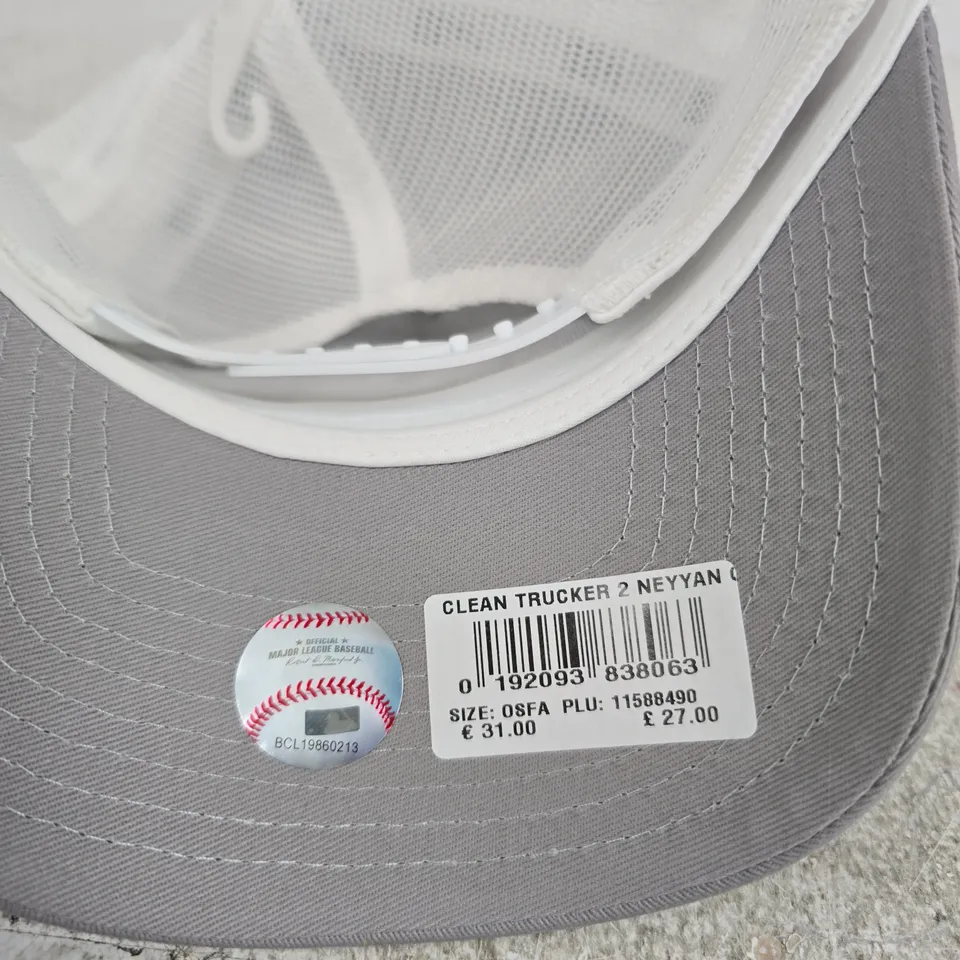 NEW ERA ADJUSTABLE BASEBALL CAP – GREY WITH NY YANKEES LOGO