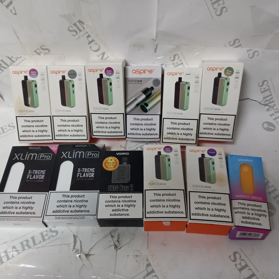 APPROXIMATELY 12 ASSORTED VAPES INCLUDING VOOPOO, ASPIRE, VAXO