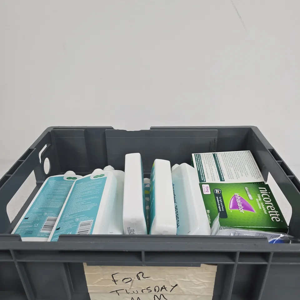 TOTE OF APPROXIMATELY 10 ASSORTED ITEMS INCLUDING BOSTON ADVANCE CLEANER, SPECSAVERS ALLPURPOSE AND CONTACT LENSES CASES