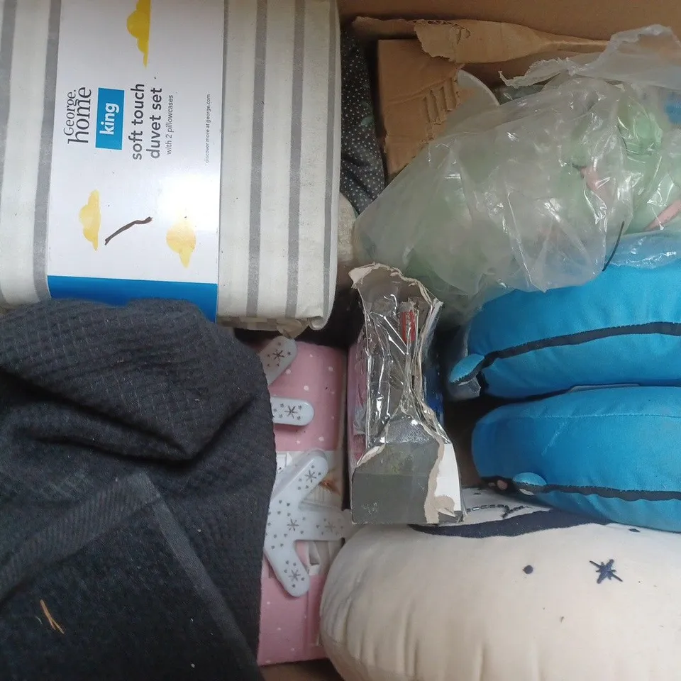 BOX OF APPROXIMATELY 15 ASSORTED HOUSEHOLD ITEMS TO INCLUDE SOFT TOUCH DUVET SET, GAMING DUVET SET, MUSICAL PRAM TIE, ETC - COLLECTION ONLY