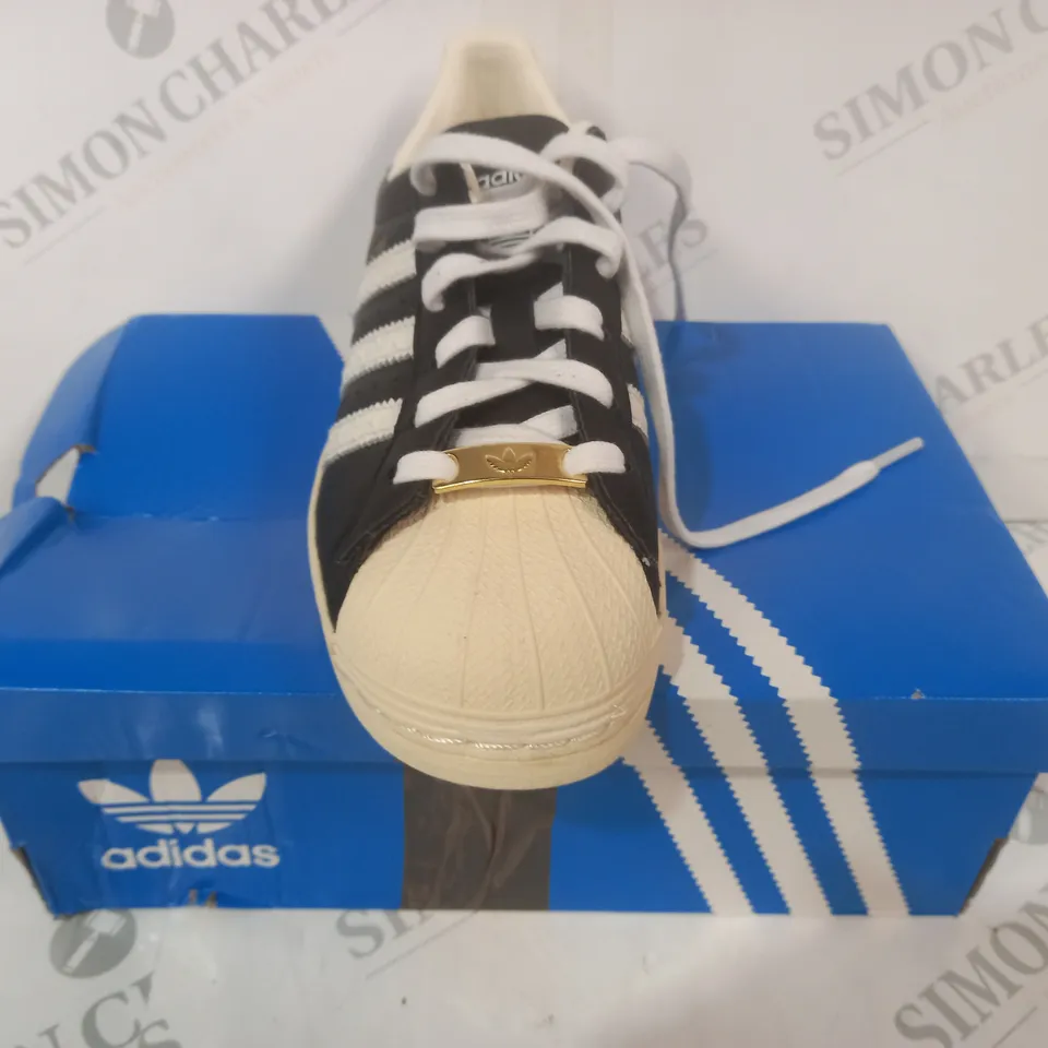 BOXED PAIR OF ADIDAS SUPERSTAR SHOES IN BLACK/WHITE UK SIZE 4