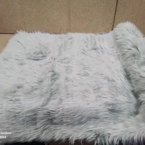 BRAND NEW BRUMMETT HEART HAND TUFTED GREY RUG SIZE 80CM X 150CM