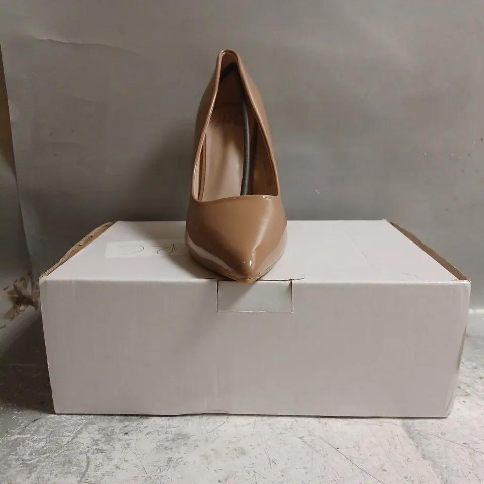 BOXED PAIR OF WHERE'S THAT FROM POINTED TOE STILETTO HEEL SHOES IN TAN SIZE UK 6