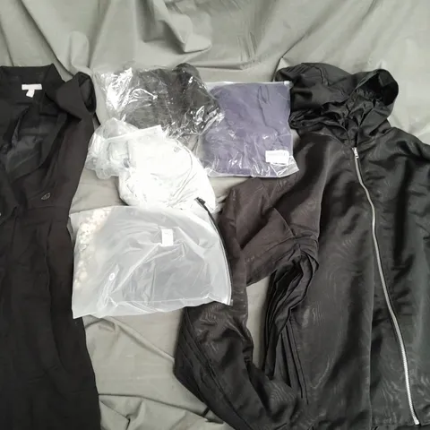 BOX OF APPROXIMATELY 25 ASSORTED CLOTHING ITEMS TO INCLUDE - DRESSES - TOPS - NIGHTWEAR - ETC
