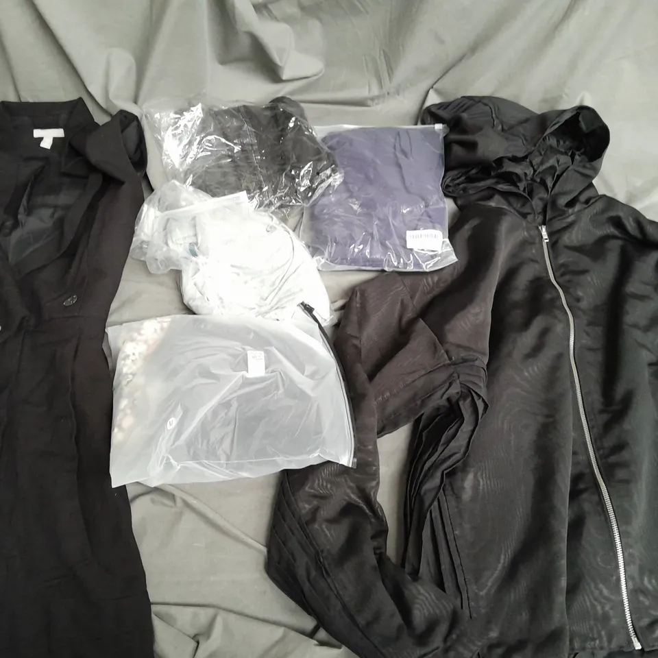 BOX OF APPROXIMATELY 25 ASSORTED CLOTHING ITEMS TO INCLUDE - DRESSES - TOPS - NIGHTWEAR - ETC