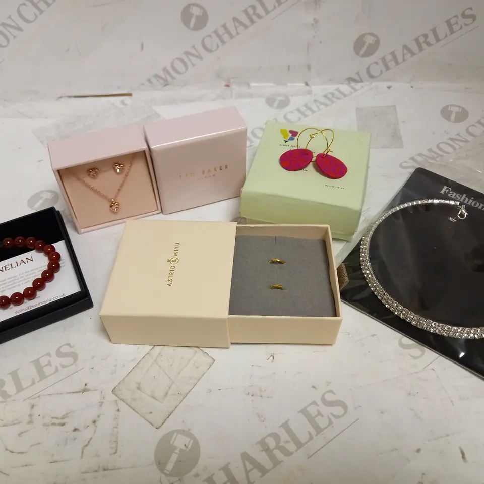 LOT OF APPROXIMATELY 20 JEWELLERY ITEMS, TO INCLUDE EARRINGS, NECKLACES, ETC