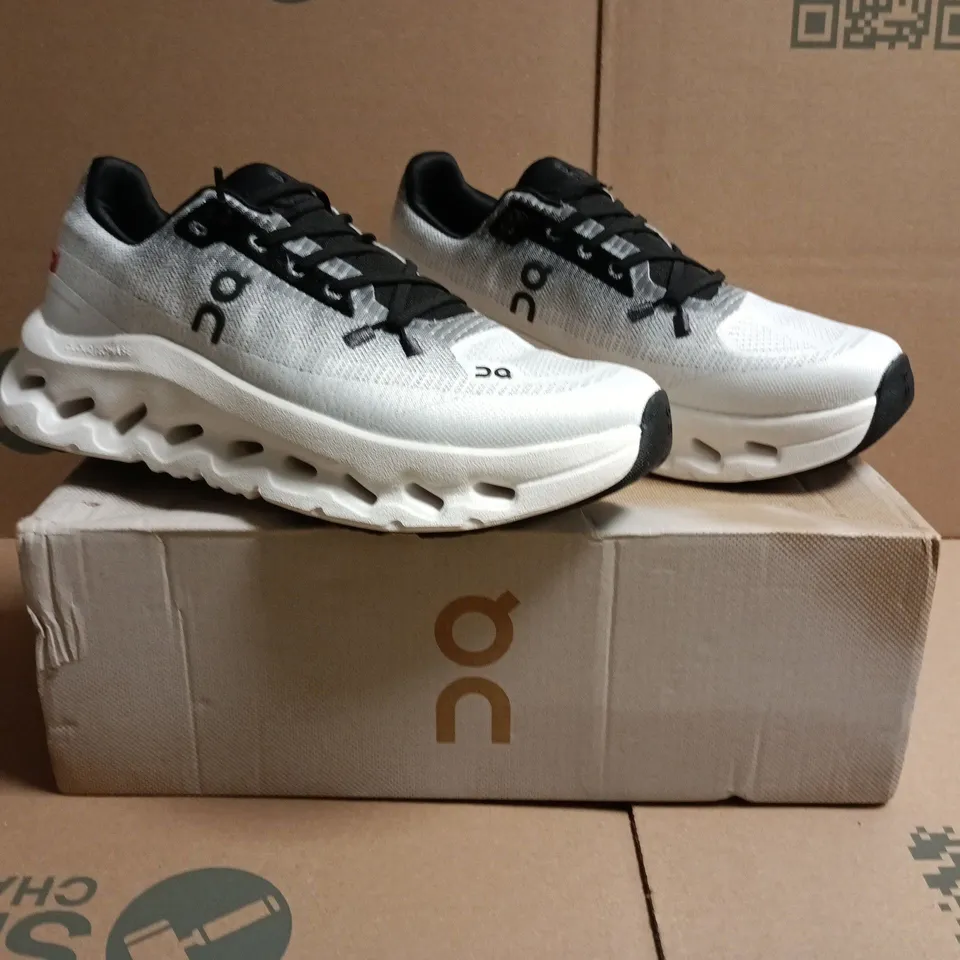 BOXED PAIR OF ON CLOUDTILT TRAINERS IN BLACK/IVORY SIZE UK 6