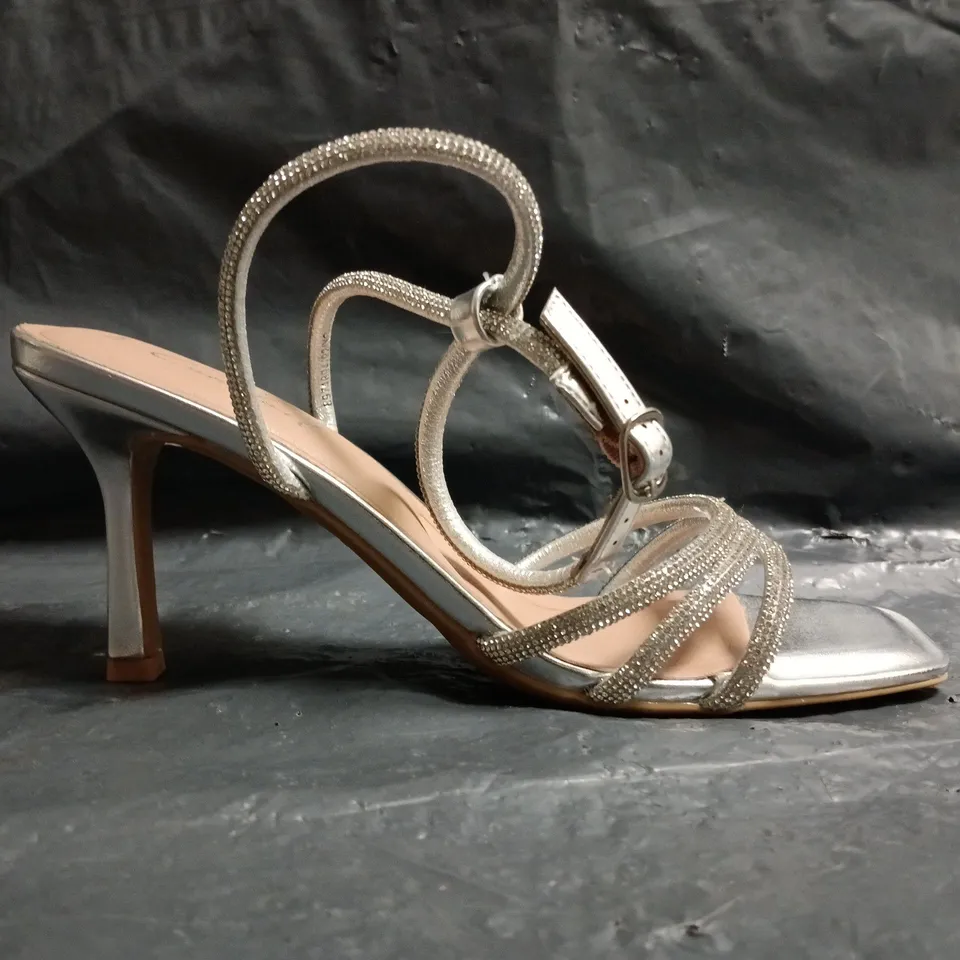 BOXED PAIR OF NEW LOOK COMFORT OPEN TOE STILETTO HEEL SANDALS IN METALLIC SILVER W. DIAMANTE EFFECT SIZE 7