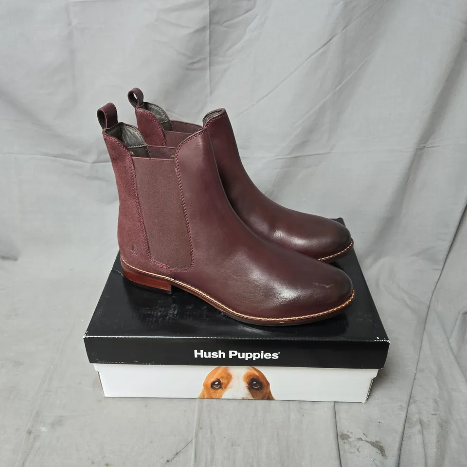 BOXED PAIR OF HUSH PUPPIES BOOTS IN DEEP BURGUNDY SIZE 7