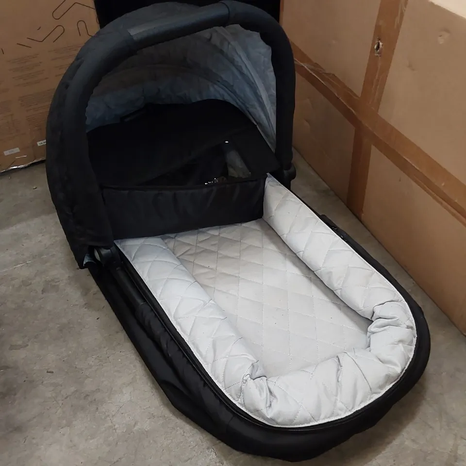 MY BABIIE CARRY COT