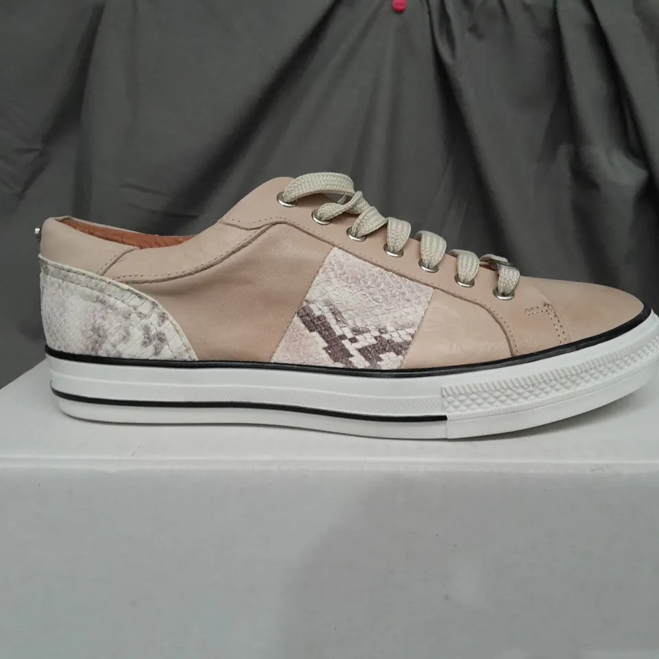 BOXED PAIR OF MODA IN PELLE ASTRIPE CREAM LEATHER TRAINERS - SIZE 7