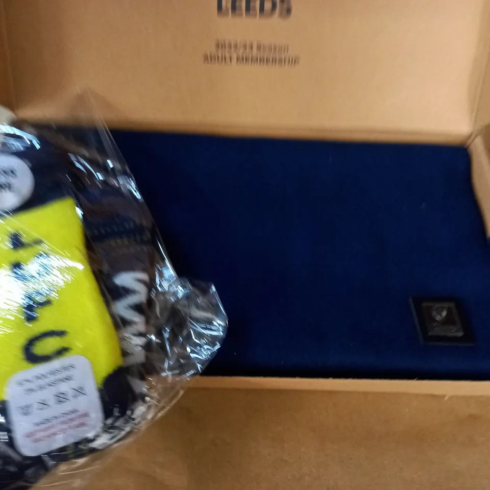 LEEDS UNITED SCARF AND SOCKS SET