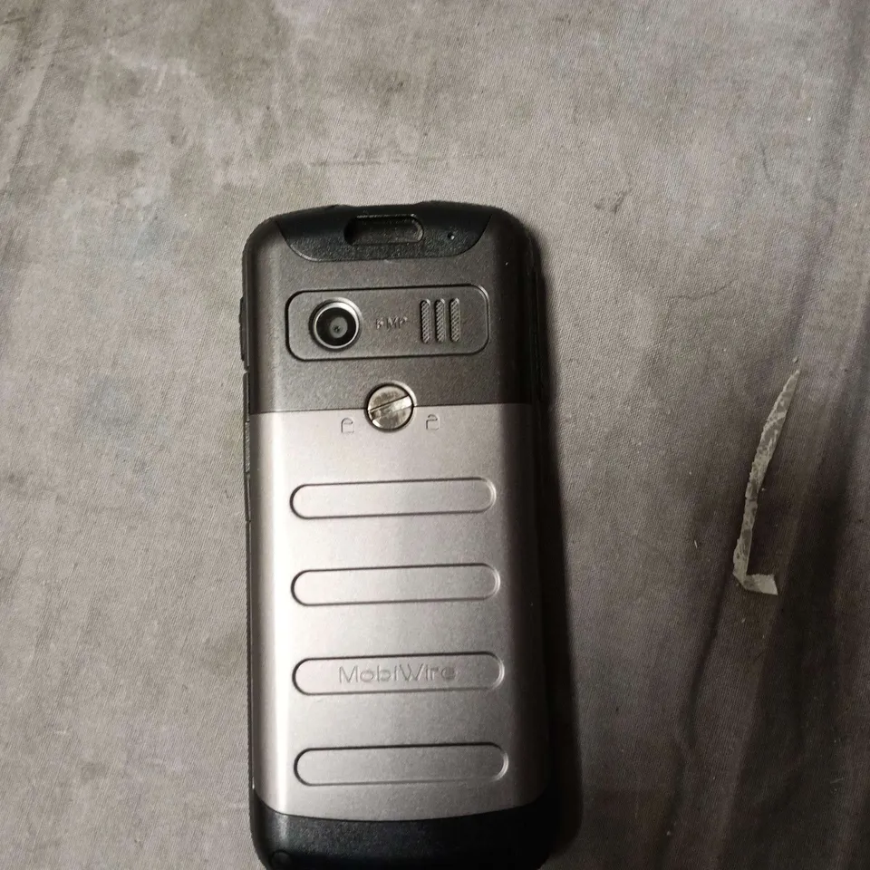 MOBIWIRE BASIC MOBILE PHONE IN BLACK/SILVER